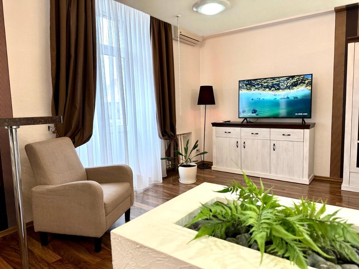 Lux Apartments In The City Center With A Coffee Machine, View Of A Theater, Near Zlata Plaza Rivne Bagian luar foto