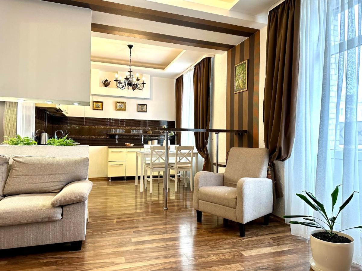 Lux Apartments In The City Center With A Coffee Machine, View Of A Theater, Near Zlata Plaza Rivne Bagian luar foto