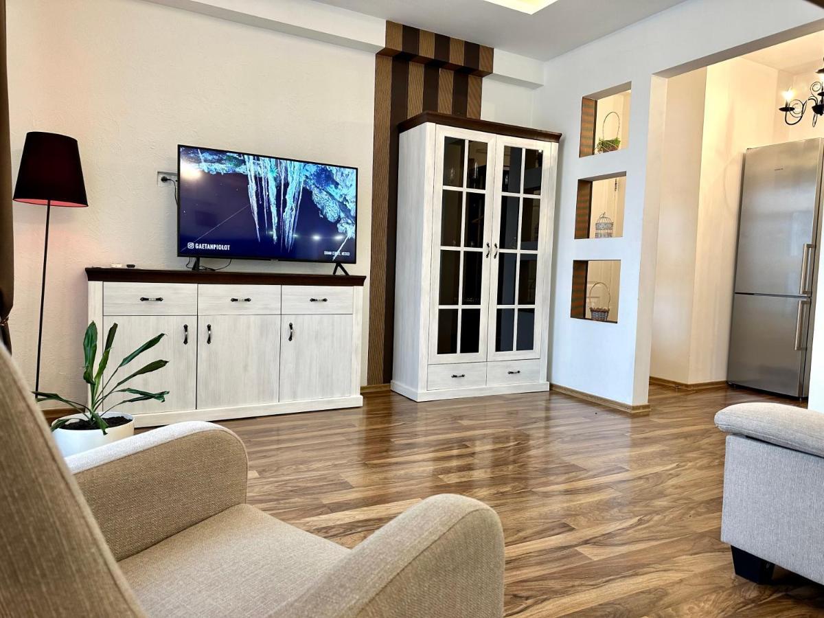 Lux Apartments In The City Center With A Coffee Machine, View Of A Theater, Near Zlata Plaza Rivne Bagian luar foto