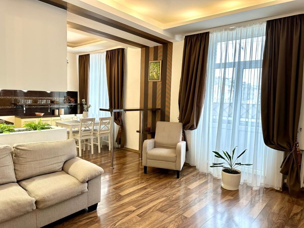 Lux Apartments In The City Center With A Coffee Machine, View Of A Theater, Near Zlata Plaza Rivne Bagian luar foto