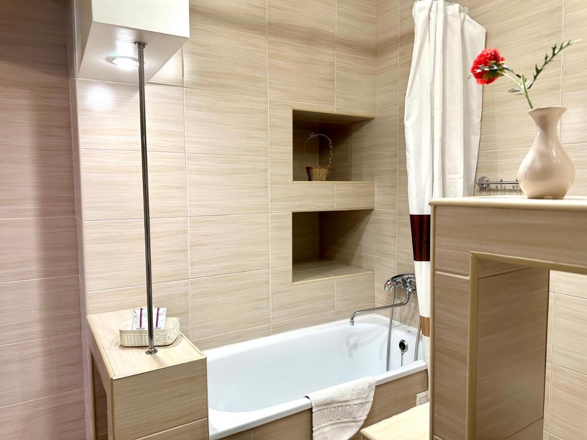Lux Apartments In The City Center With A Coffee Machine, View Of A Theater, Near Zlata Plaza Rivne Bagian luar foto