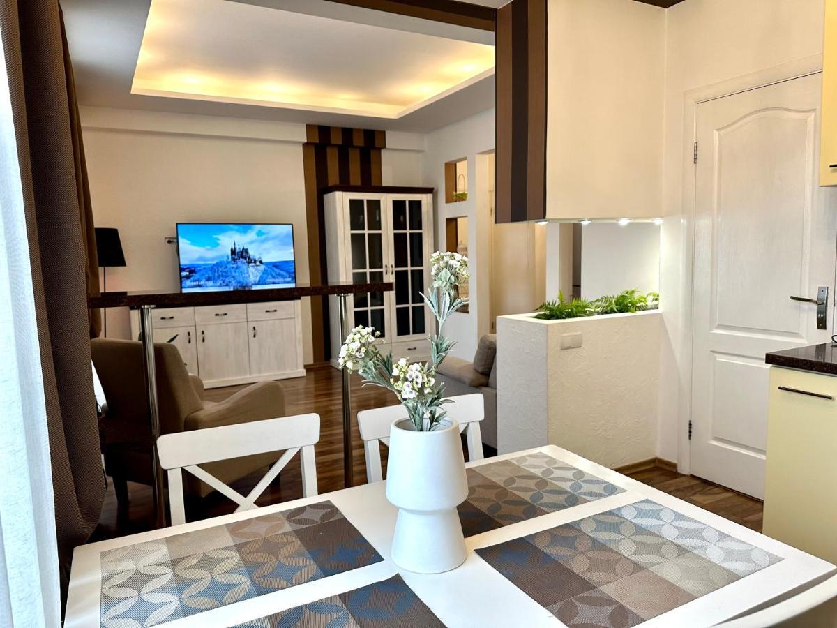 Lux Apartments In The City Center With A Coffee Machine, View Of A Theater, Near Zlata Plaza Rivne Bagian luar foto