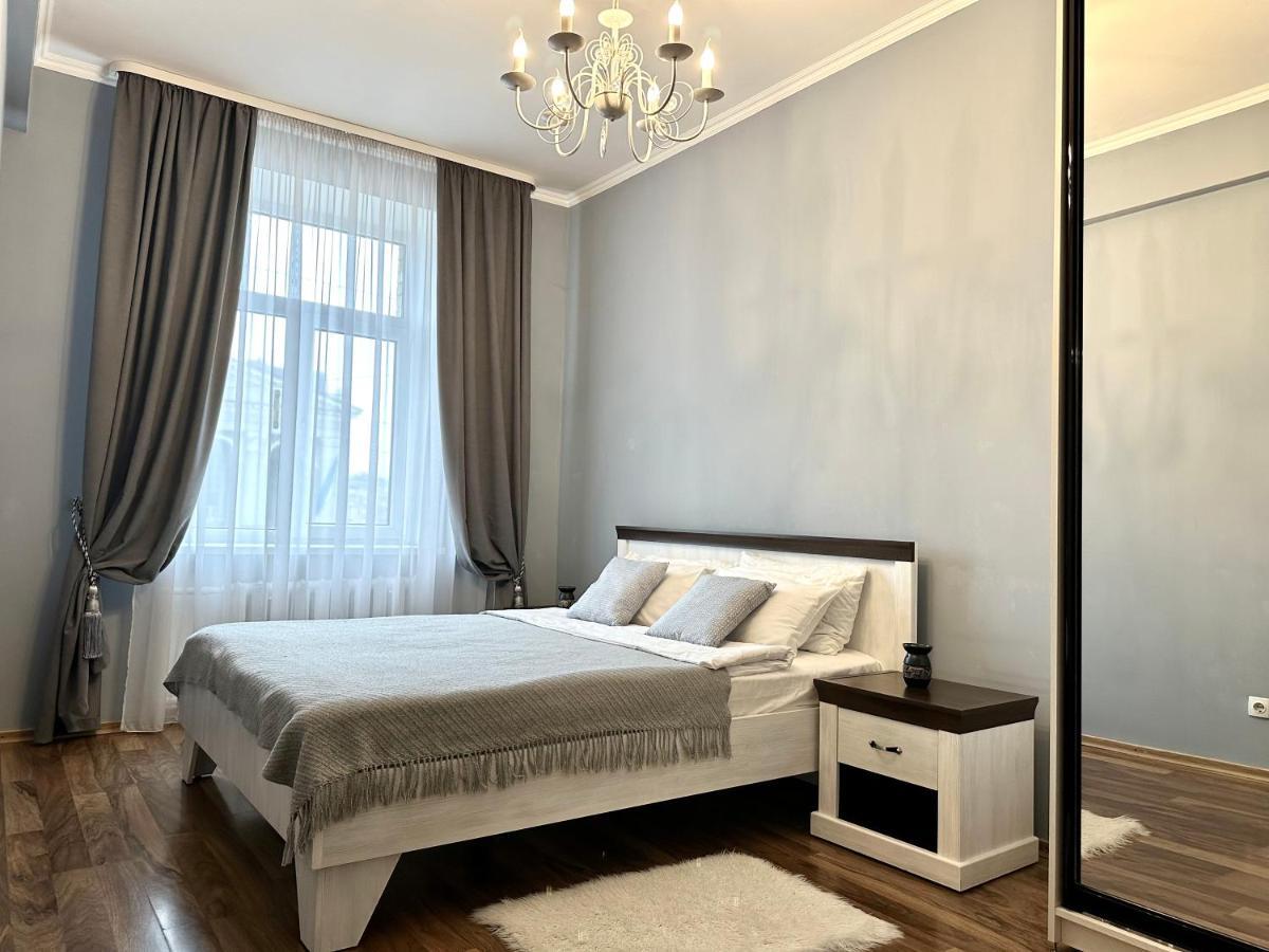 Lux Apartments In The City Center With A Coffee Machine, View Of A Theater, Near Zlata Plaza Rivne Bagian luar foto