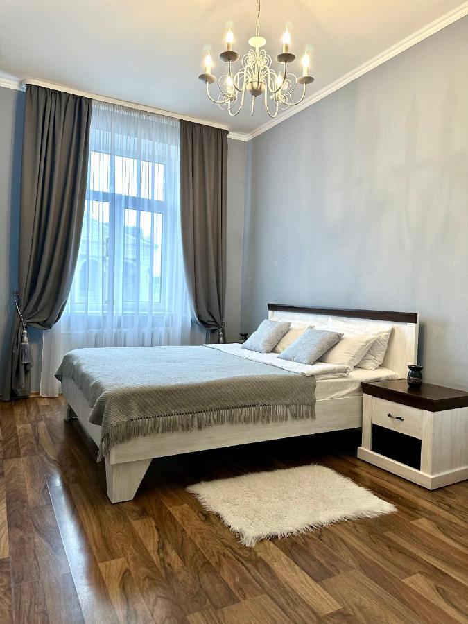 Lux Apartments In The City Center With A Coffee Machine, View Of A Theater, Near Zlata Plaza Rivne Bagian luar foto
