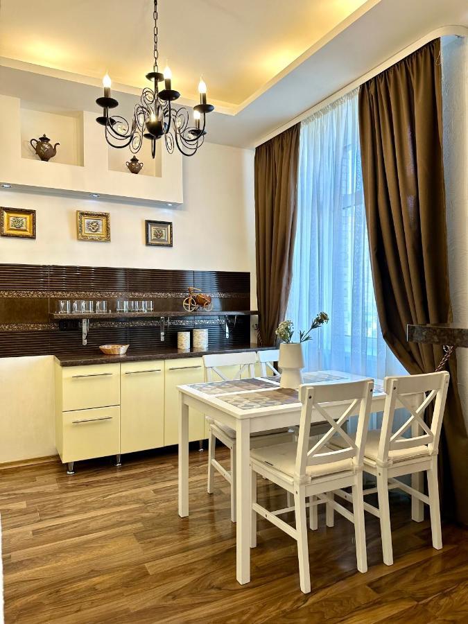 Lux Apartments In The City Center With A Coffee Machine, View Of A Theater, Near Zlata Plaza Rivne Bagian luar foto